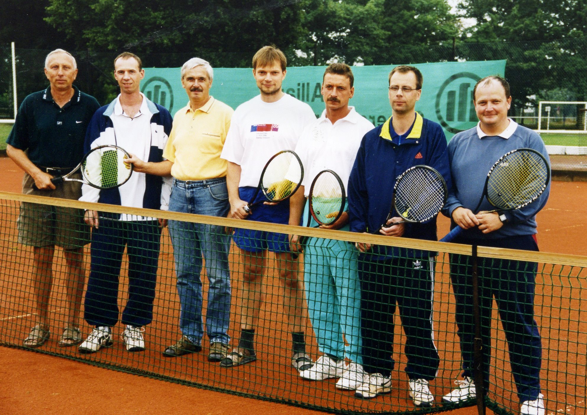 Aufsteiger Herren 30 in die Verbandsliga 2000 v. l. Rainer Jannaschk, Martin Baldzer, Günter Paulick, Michael Urban Lothar Kramm, Stefan Willrich, Axel Zschiesche