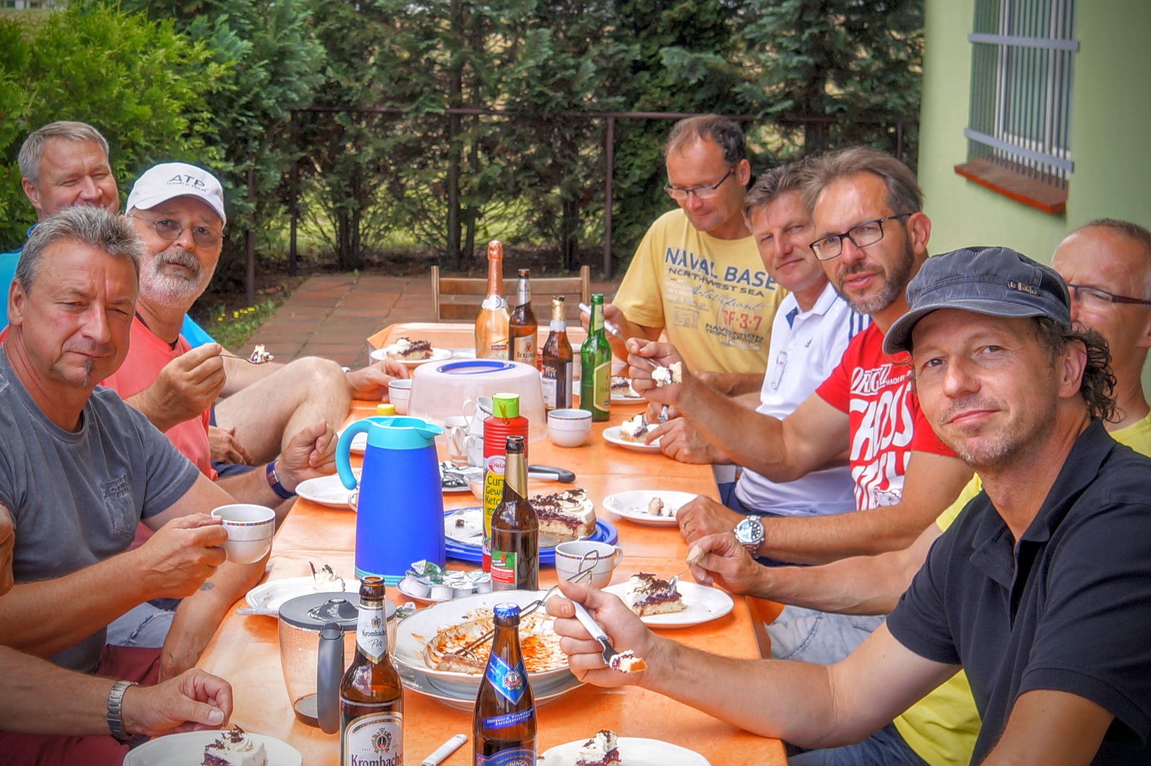 Gemütlicher Ausklang des Punktspiels läßt die Niederlage unserer Mannschaft vergessen